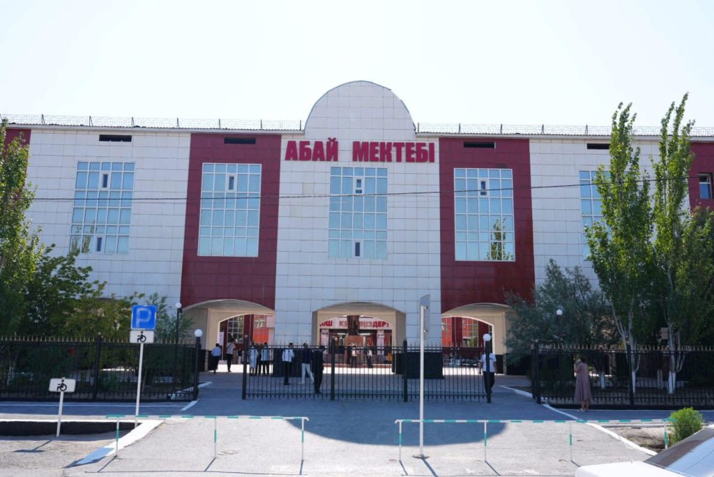 Абай ескерткішіне гүл шоқтары қойылды 530229812 4006449092955152 2105734835314823453 n